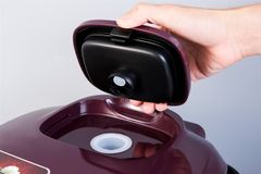 Nồi cơm điện tử Sunhouse 1.8 lít SHD8909