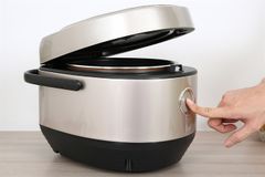 Nồi cơm điện tử Kangaroo 1.8 lít KG18DR12