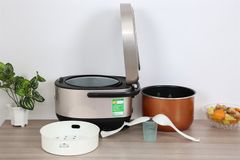 Nồi cơm điện tử Kangaroo 1.8 lít KG18DR12