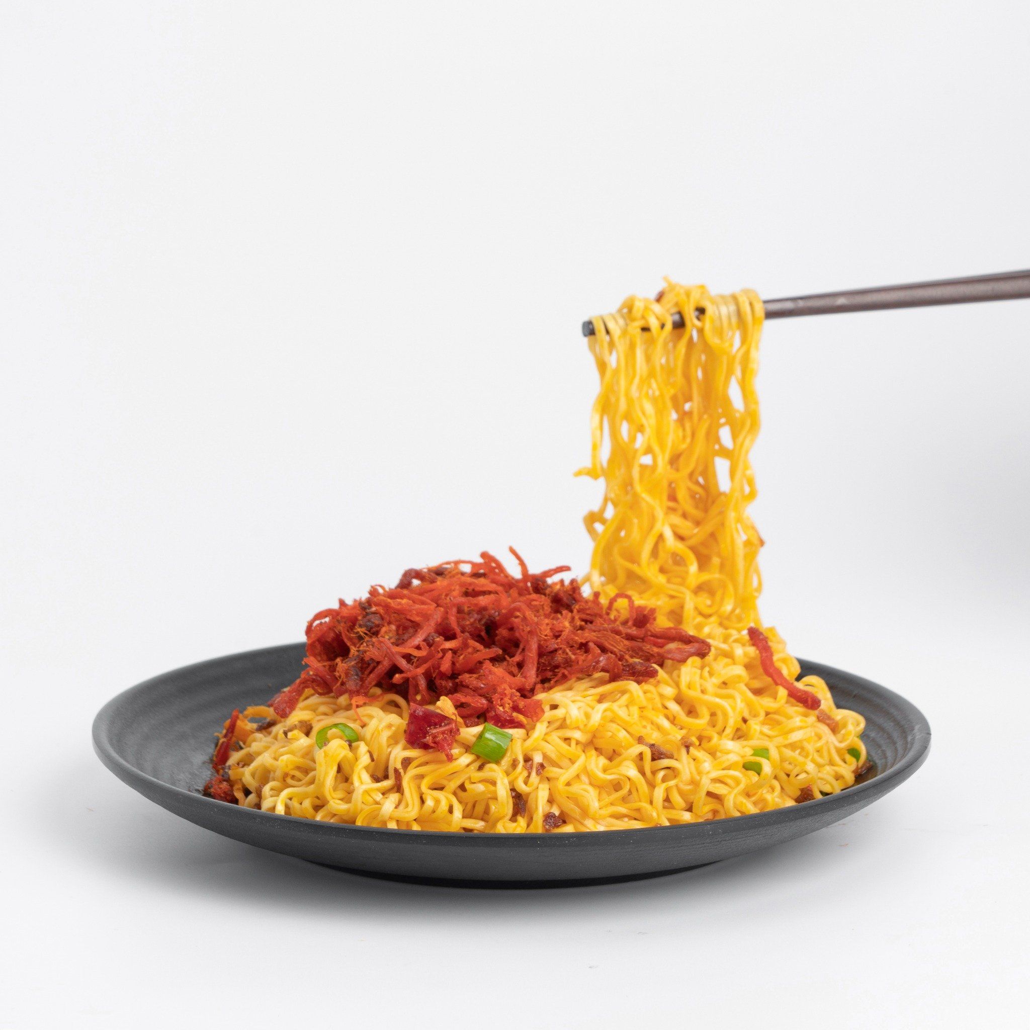  Mì ăn liền Chin Chin - Mì xào bò khô cay - 2.7kg - Thùng x 30 gói 