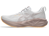  Giày Chạy Road Nữ Asics Novablast 5 - White/Fawn 