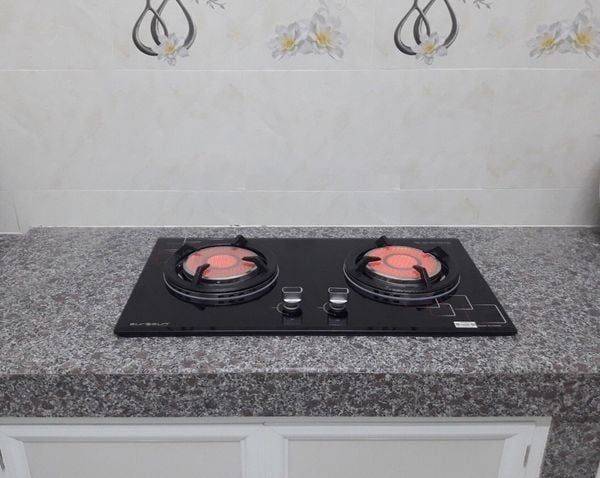 Bếp gas âm hồng ngoại Eurosun EU-GN08 mặt kính cường lực chịu nhiệt dày 8mm vát cạnh kiềng gang siêu bền chống trượt