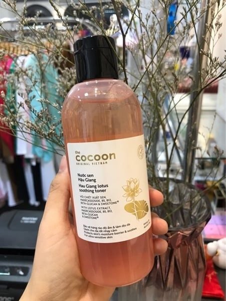 COCOON_Nước Hoa hồng Sen Hậu Giang Phục Hồi, Cấp Ẩm Và Làm Dịu Da 310ml