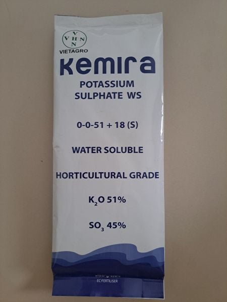 KEMIRA 500gam của Thụy Điển (Châu Âu) - giúp trái chín đồng đều, chống sượng trái, tăng độ ngọt của trái, chống rụng trái