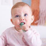  BRUSH-BABY BỘ 2 BÀN CHẢI MÁT XA NƯỚU CHO BÉ (10 - 36 THÁNG) 