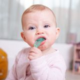  BRUSH-BABY BỘ 2 BÀN CHẢI MÁT XA NƯỚU CHO BÉ (10 - 36 THÁNG) 
