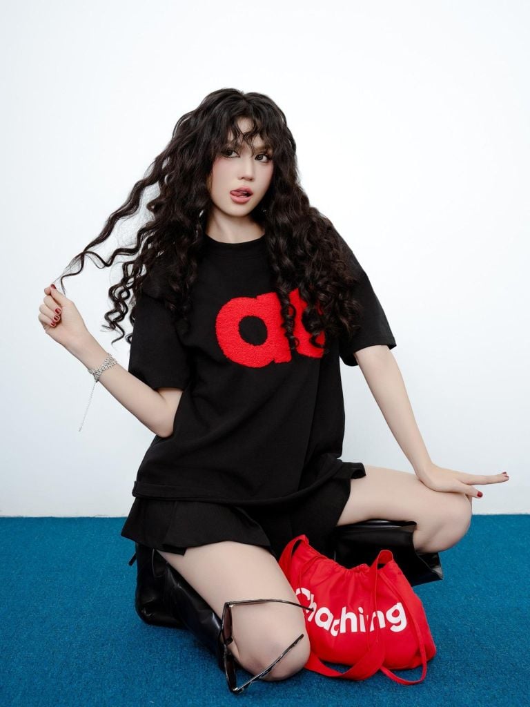 Áo AC Bông Xù Boxy Unisex - Đen Chữ Đỏ