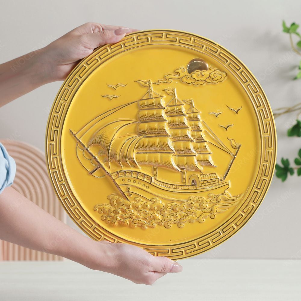 Đĩa trưng bày Thuận buồm men vàng kẻ vàng D32 | Quà tặng kỷ niệm thành lập