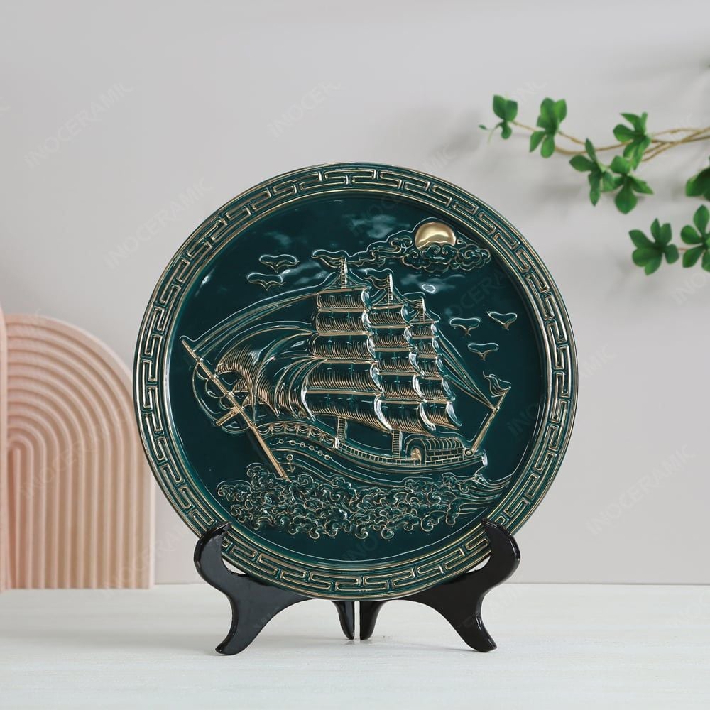 Quà tặng Đại hội Đảng - Đĩa trưng bày Thuận buồm men lục kẻ vàng D32
