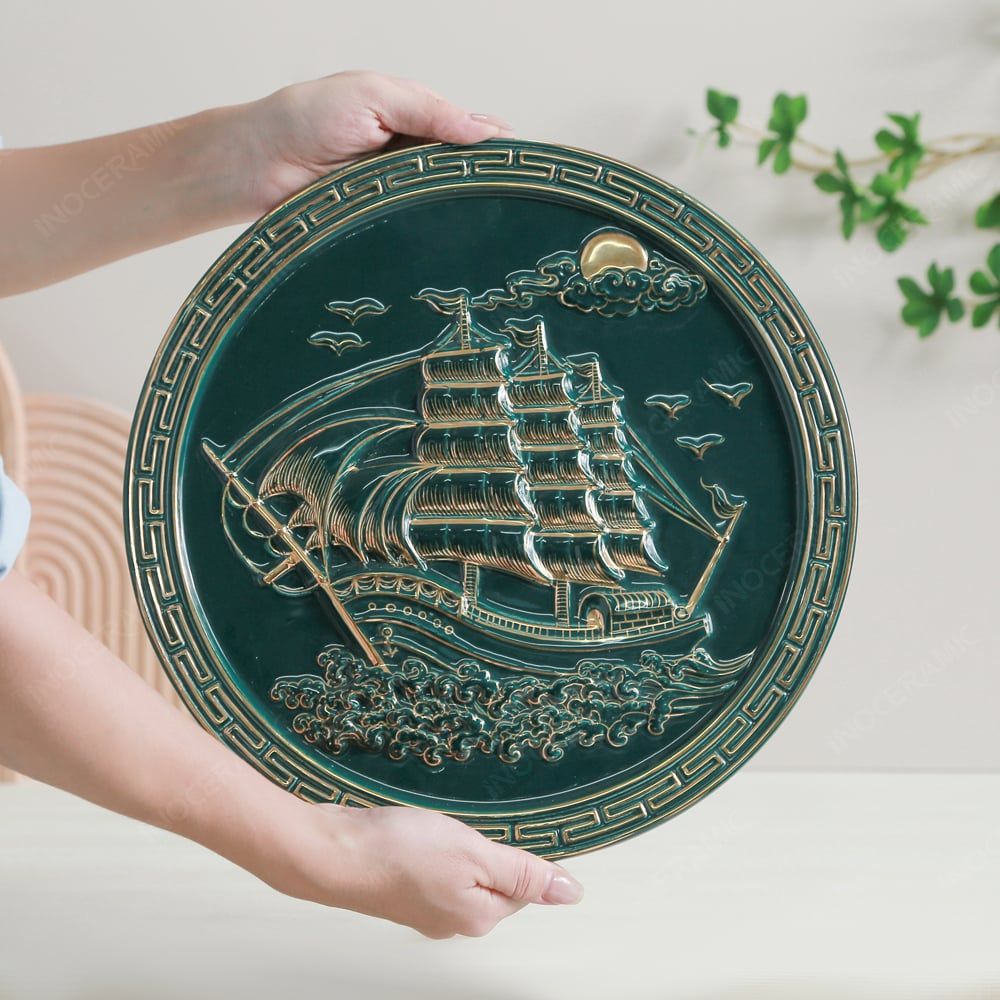 Quà tặng Đại hội Đảng - Đĩa trưng bày Thuận buồm men lục kẻ vàng D32