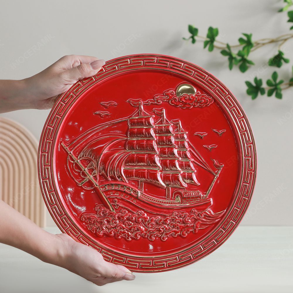 Quà tặng Đại hội Đảng - Đĩa trưng bày Thuận buồm men đỏ kẻ vàng D32