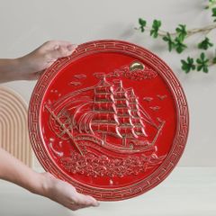 Quà tặng Đại hội Đảng - Đĩa trưng bày Thuận buồm men đỏ kẻ vàng D32