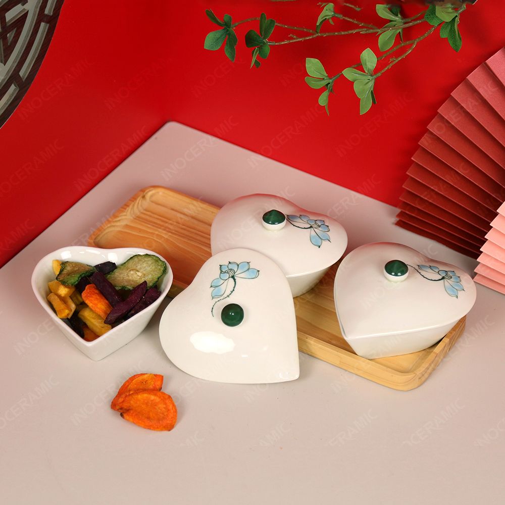 Khay 3 hũ mứt tim vẽ hoa sen xanh Bát Tràng – Quà Tết in logo tinh tế