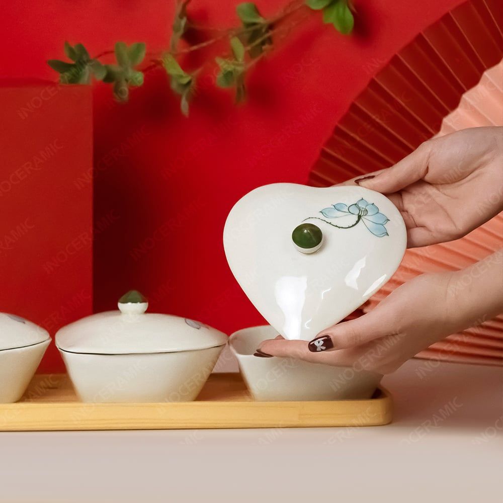 Khay 3 hũ mứt tim vẽ hoa sen xanh Bát Tràng – Quà Tết in logo tinh tế