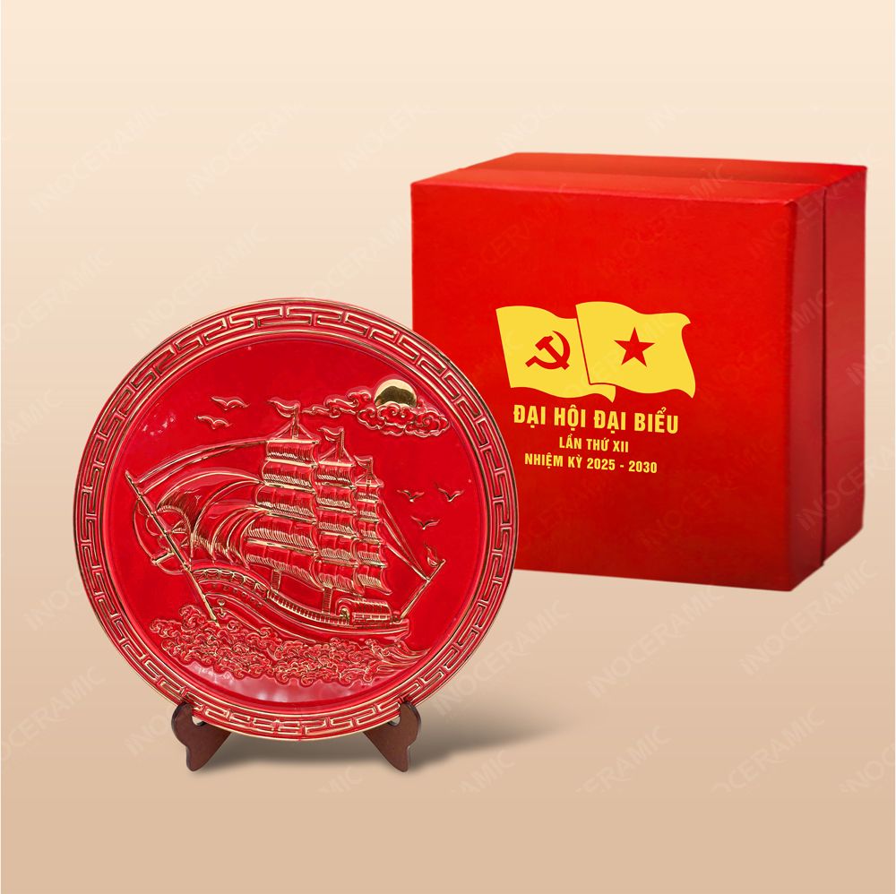 Quà tặng Đại hội Đảng - Đĩa trưng bày Thuận buồm men đỏ kẻ vàng D32