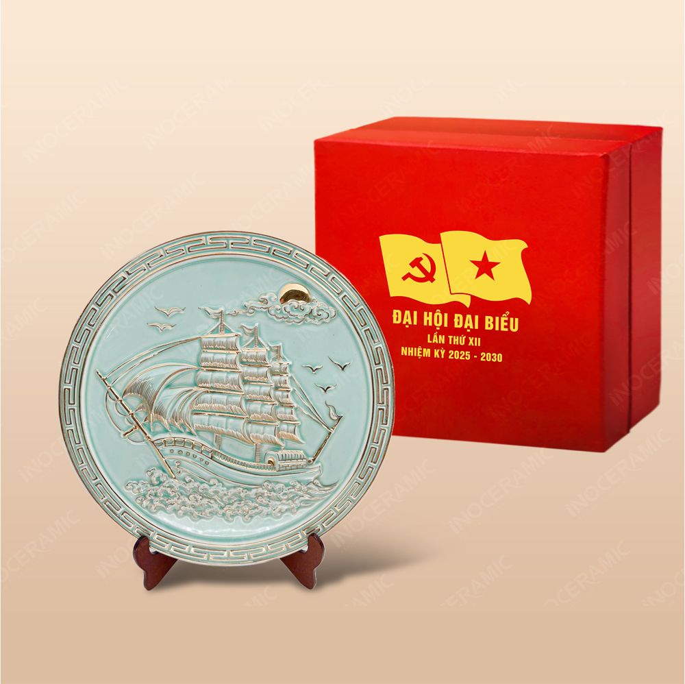 Quà tặng Đại hội Đảng - Đĩa trưng bày Thuận buồm men ngọc kẻ vàng D32