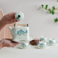 Bộ trà ấm vuông quai đồng men ngà sen xanh vẽ tay