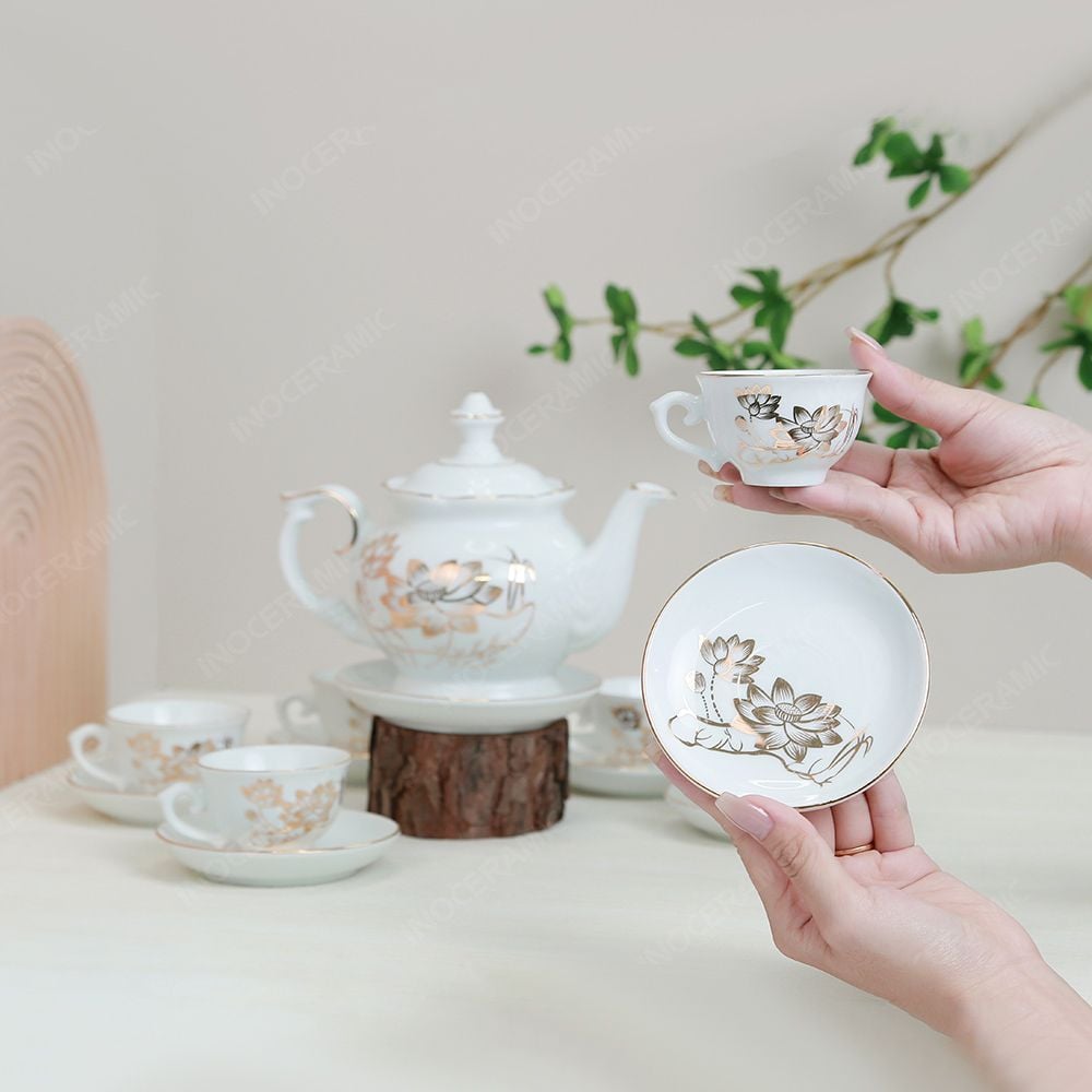 Bộ ấm trà Đài Các miệng lượn sen vàng vẽ vàng