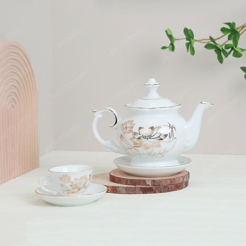 Bộ ấm trà Đài Các miệng lượn sen vàng vẽ vàng