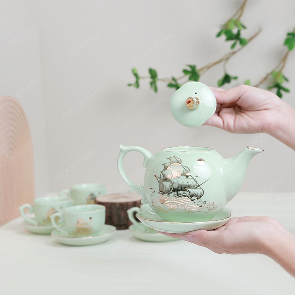 Bộ ấm trà Mẫu Đơn men ngọc Thuận buồm chỉ vàng