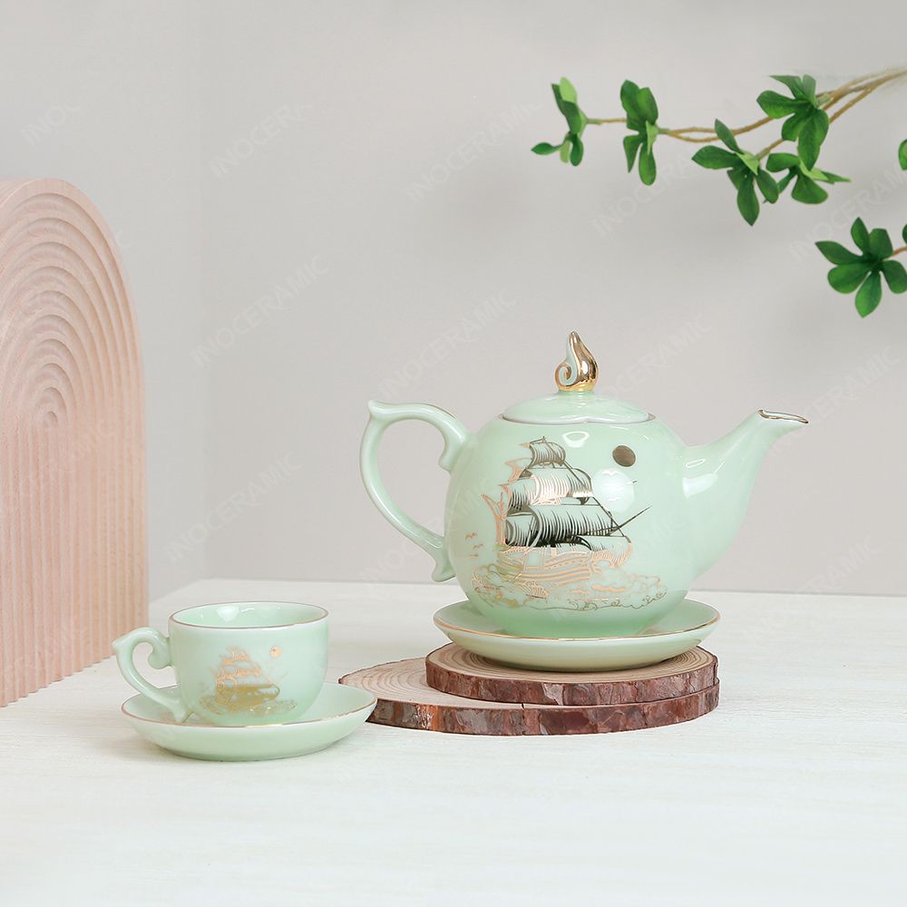 Bộ ấm trà Mẫu Đơn men ngọc Thuận buồm chỉ vàng