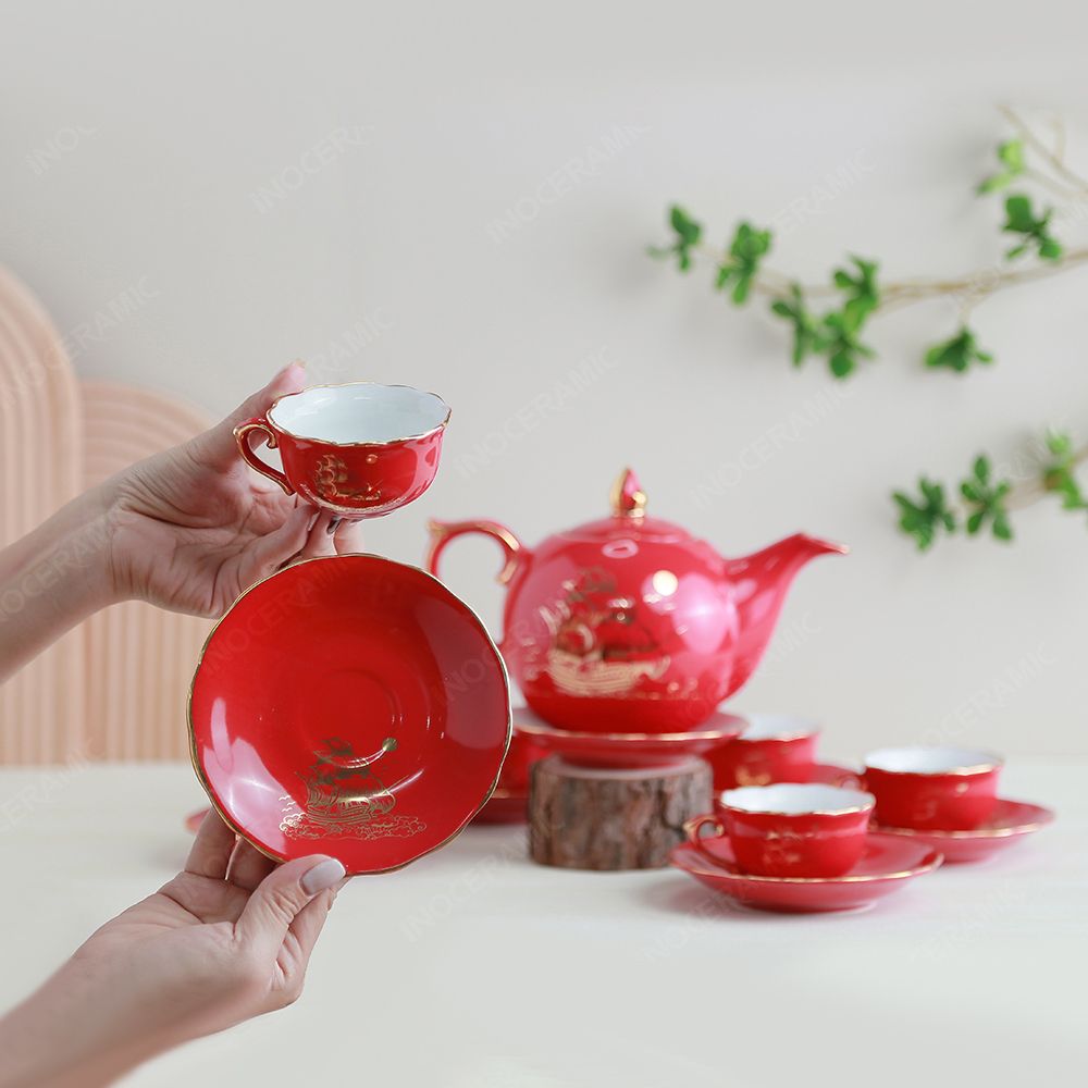 Quà tặng Quân đội - Bộ ấm trà Mẫu Đơn men đỏ Thuận buồm vẽ vàng