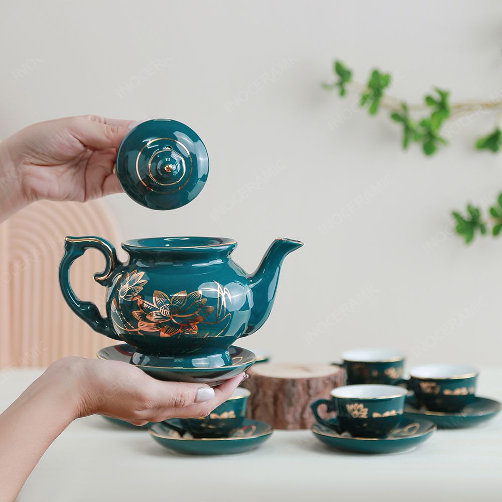 Quà tặng Đại hội Đảng - Bộ  ấm trà Đài Các men lam sen vàng kẻ vàng
