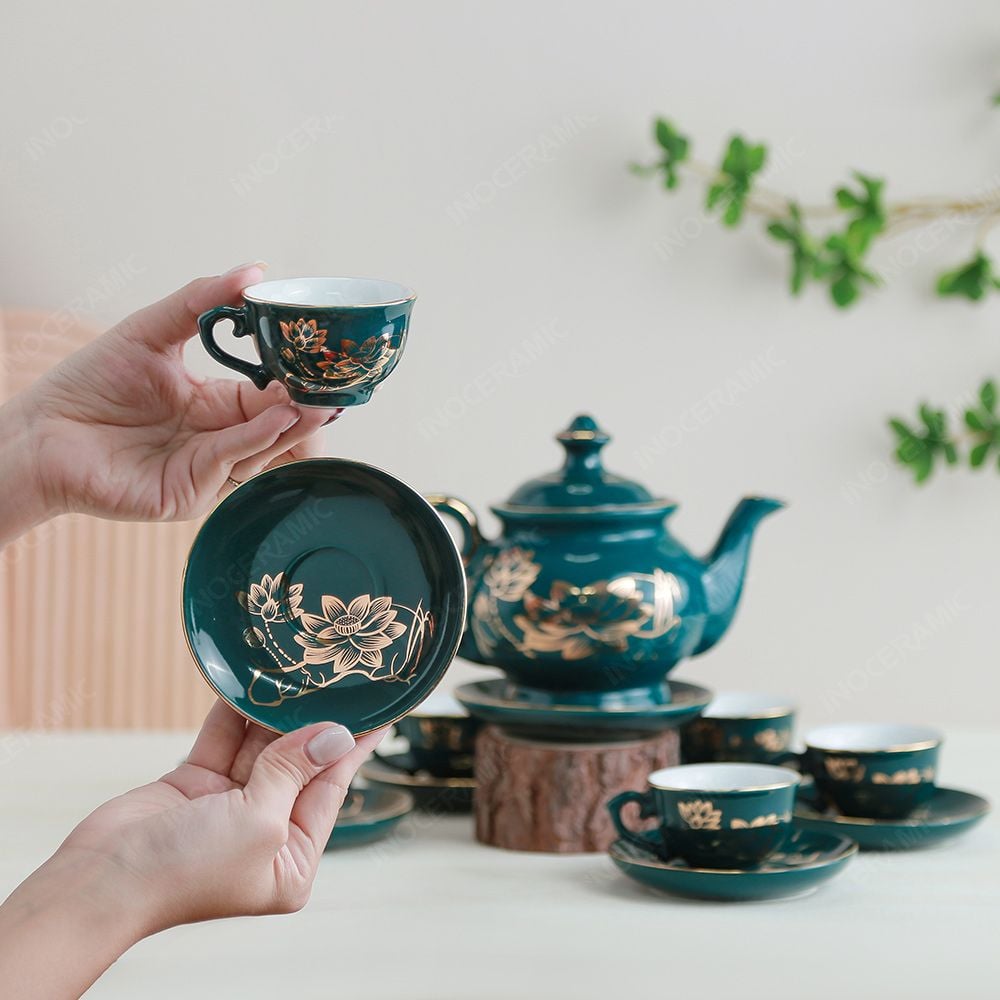 Quà tặng Đại hội Đảng - Bộ  ấm trà Đài Các men lam sen vàng kẻ vàng