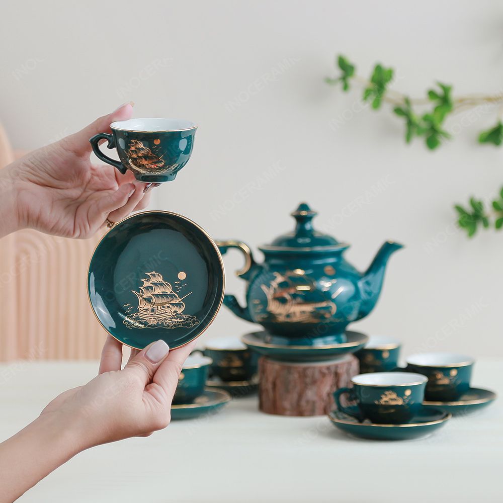 Bộ ấm trà Đài Các men lam Thuận buồm kẻ chỉ vàng