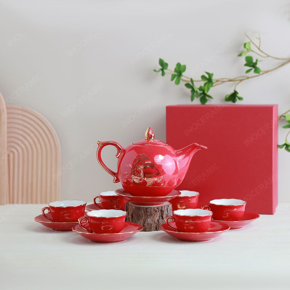 Quà tặng Quân đội - Bộ ấm trà Mẫu Đơn men đỏ Thuận buồm vẽ vàng