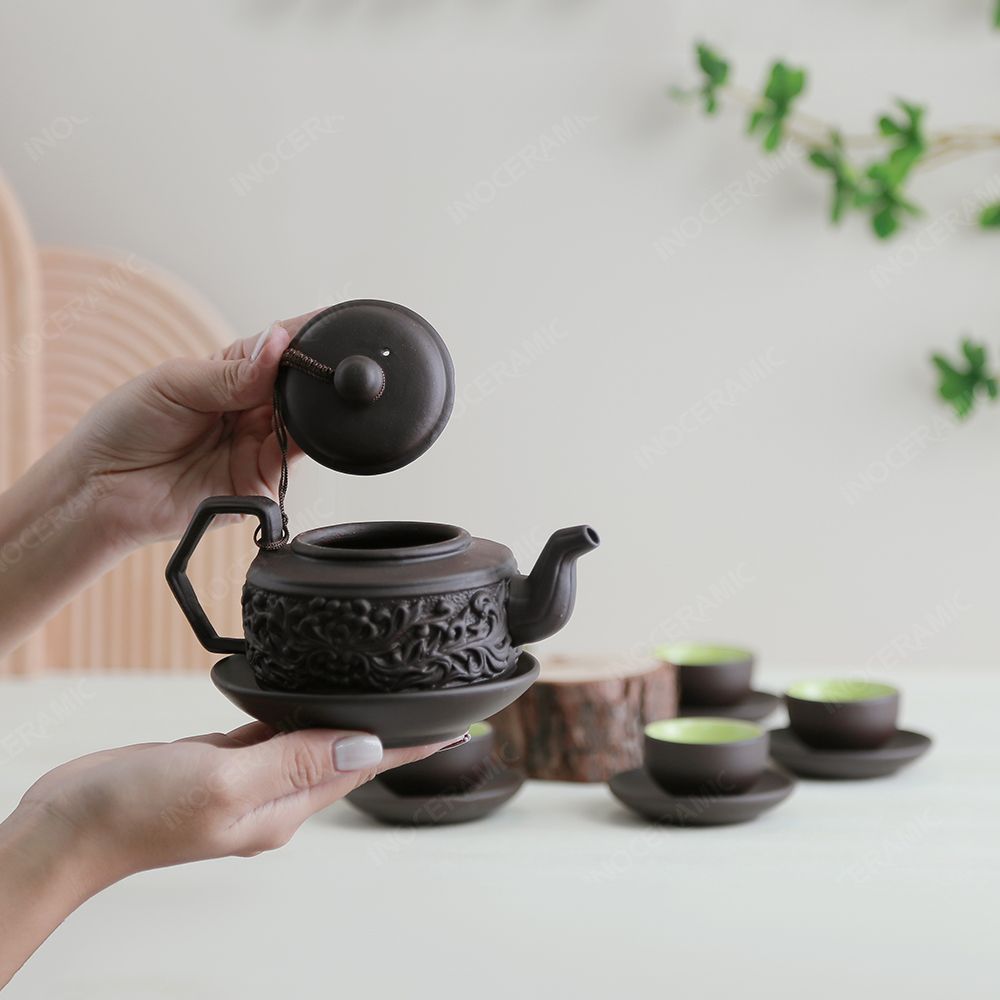 Bộ ấm trà Hồng giang tử sa đen hoa cúc đắp nổi