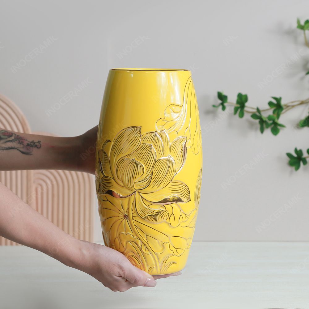 Lọ bom men vàng sen vàng khắc nổi