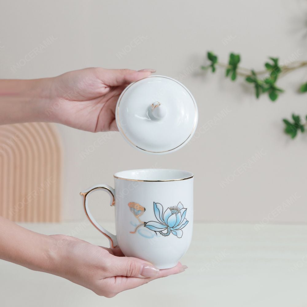 Ly sứ quai tim nắp ngọn lửa sen xanh chỉ vàng in logo