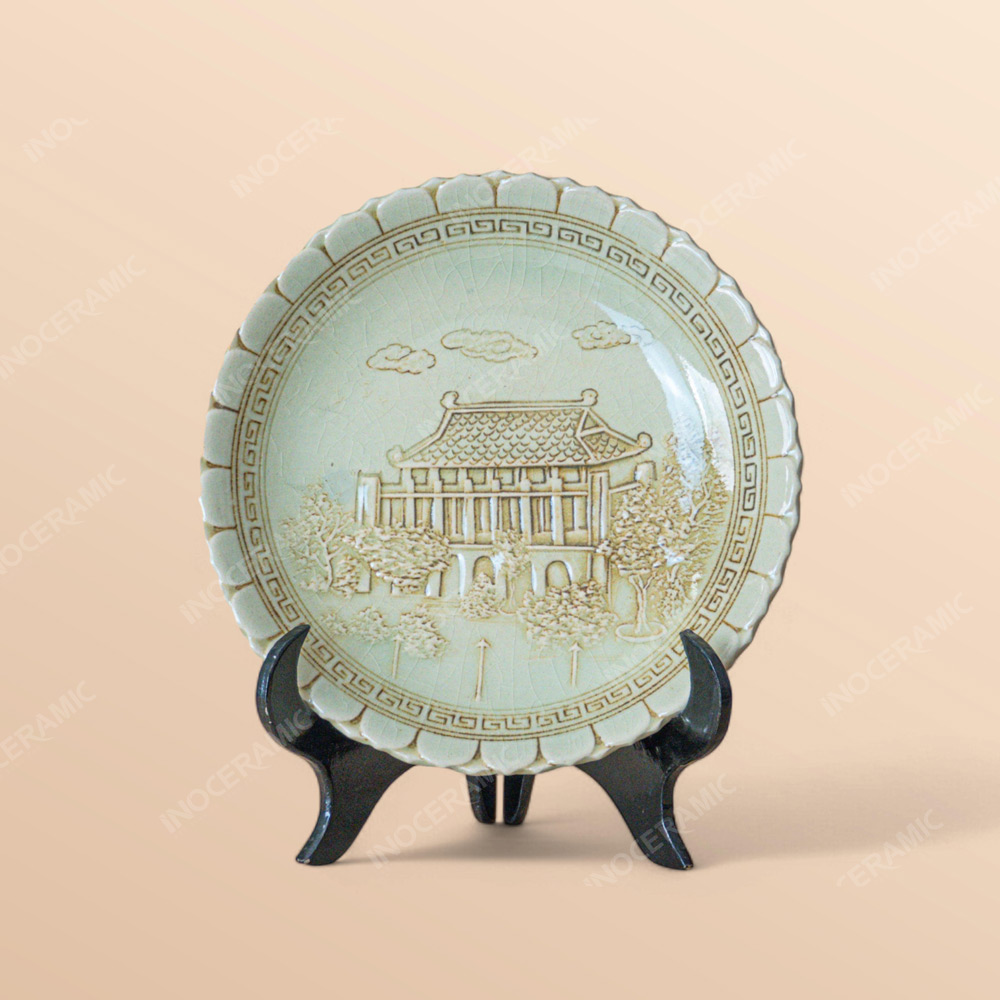 Đĩa trưng bày Bến Cảng Nhà Rồng khắc nổi men rạn in logo