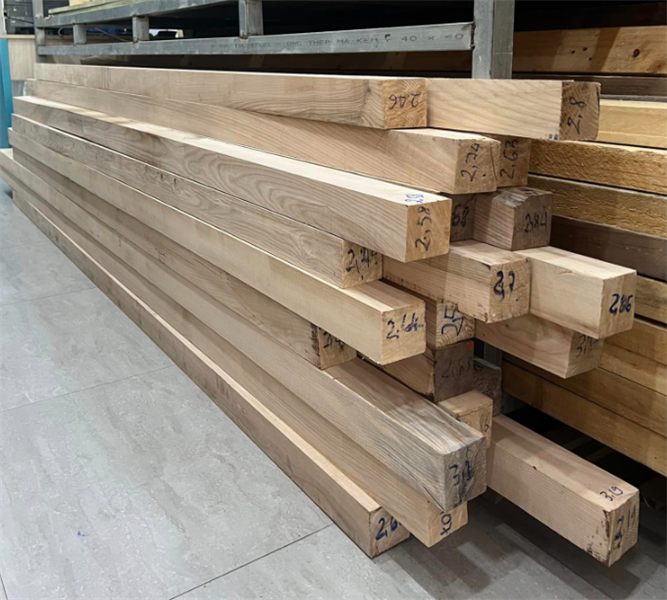 Tay vịn cầu thang gỗ ASH 6 vuông 2.9m