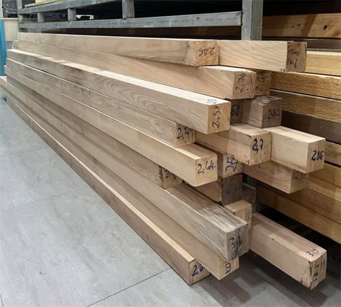 Tay vịn cẩu thang gỗ ASH 7 vuông 2.6m