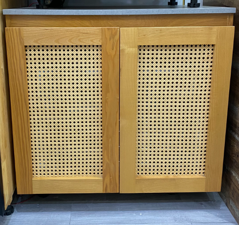 Tủ bếp dưới gỗ tần bì (ASH), cánh lồng mây mắt cáo màu tự nhiên 800 x 610 x 810mm