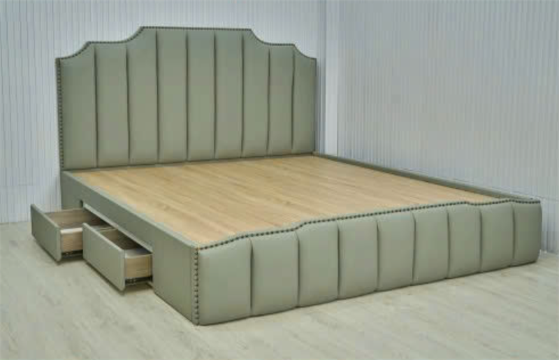 Giường MDF KCM bọc da màu xám có 2 hộc kéo bên hong 1m8