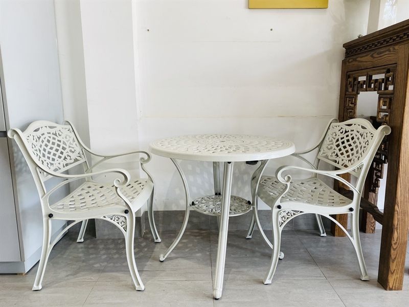 Bàn tròn màu xám trắng hoa văn cổ điển (chưa bao gồm ghế)