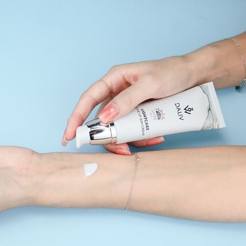 Kem chống nắng Daliv Lightcare nâng tông SPF50+ PA+++ 50g