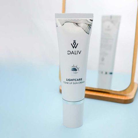 Kem chống nắng Daliv Lightcare nâng tông SPF50+ PA+++ 50g