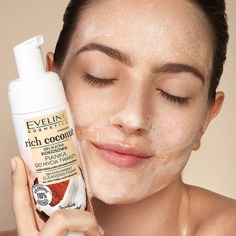 Gel rửa mặt tạo bọt Eveline Rich Coconut tinh dầu dừa 150ML