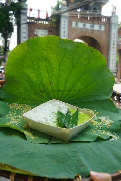 xào cốm trên bếp