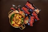  Combo 5 gói mì cay Sasin vị kim chi + 5 gói mì cay Sasin vị soyum + 10 gói xốt ớt độ 