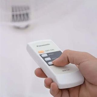 Quạt treo tường Panasonic F-409MG/ F-409MB màu trắng ngà, màu xanh công suất 51W