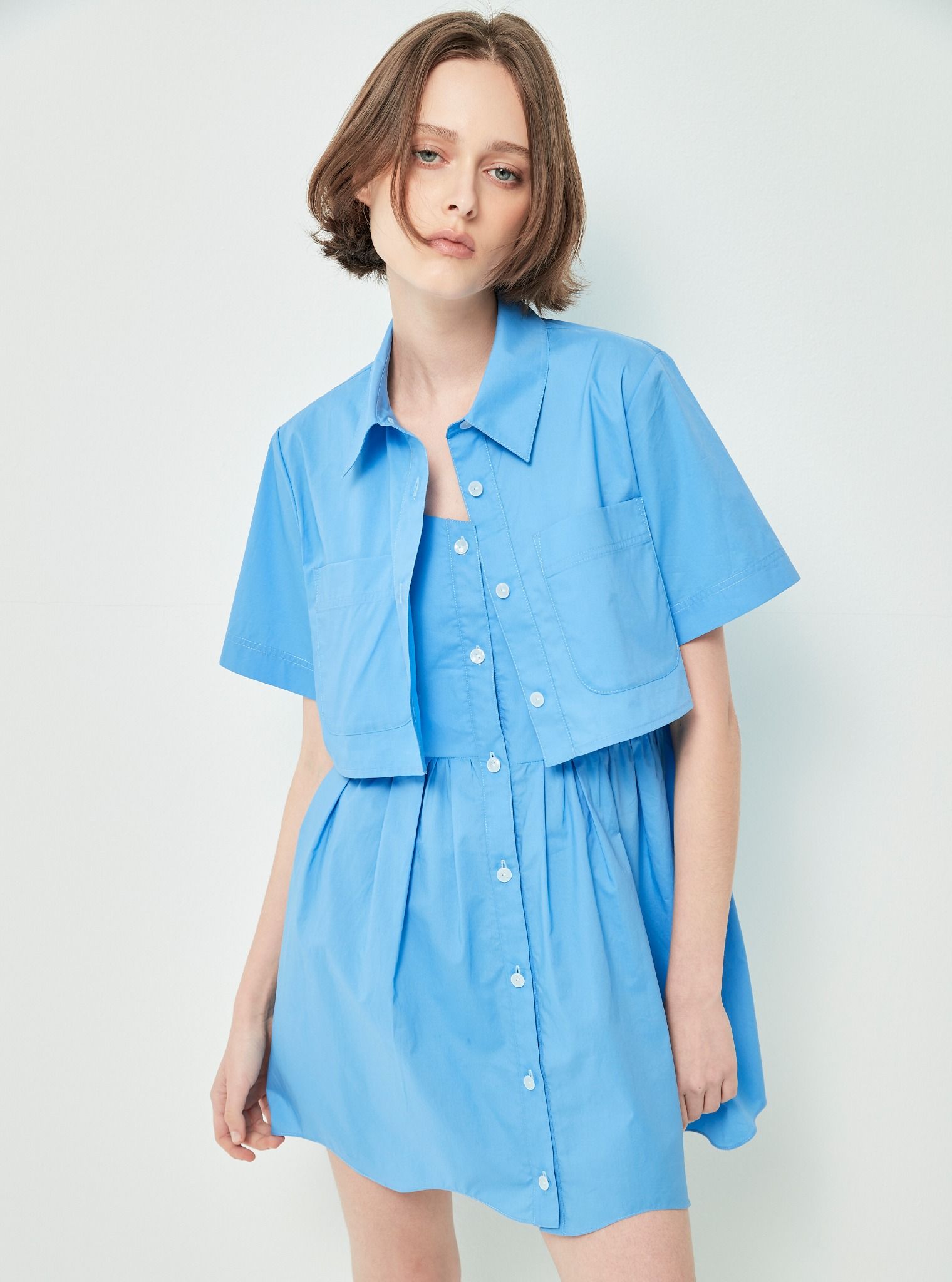 Váy hai dây có nút màu xanh