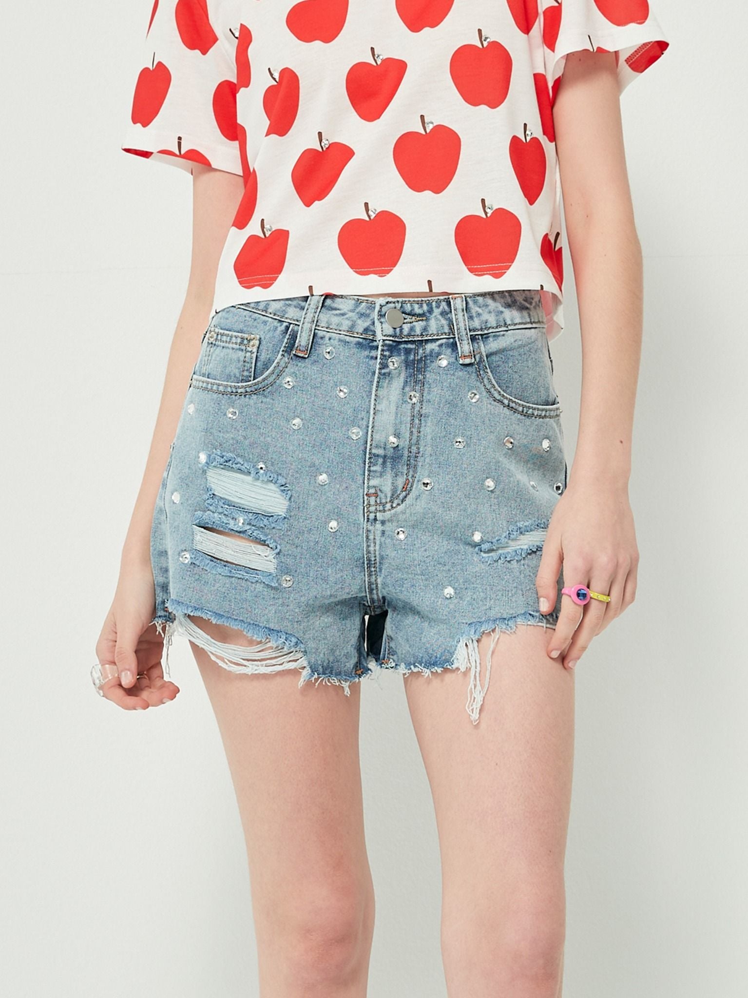 Quần jean ngắn đính đá màu xanh