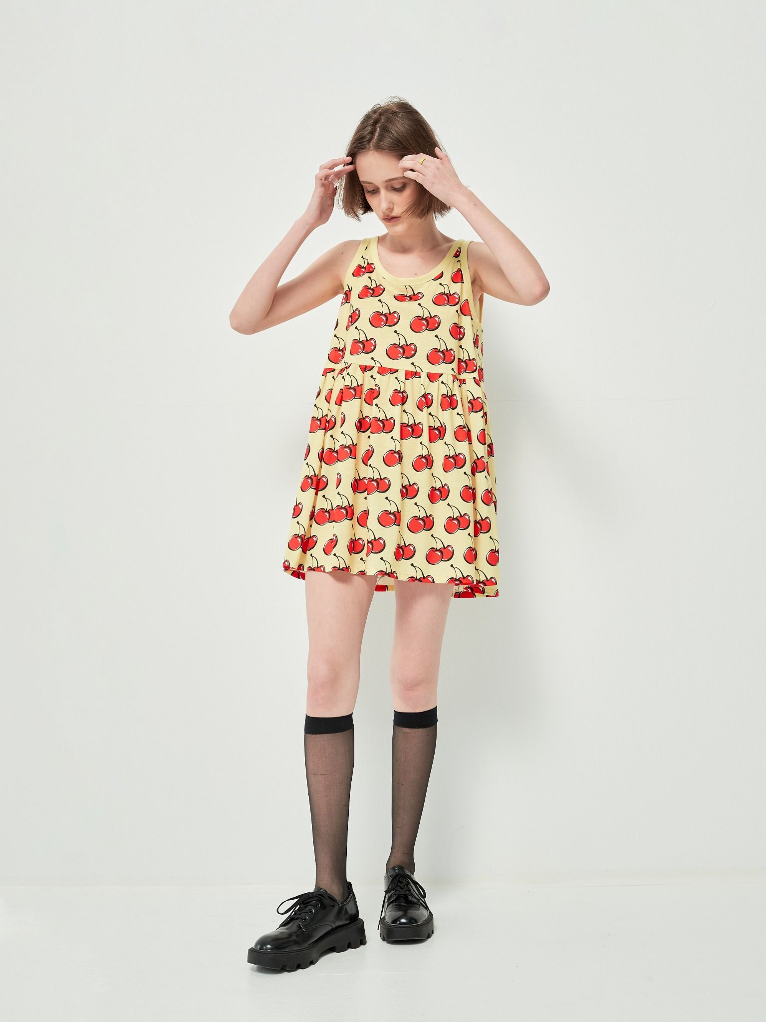 Đầm cổ tròn màu vàng in hình trái cherry