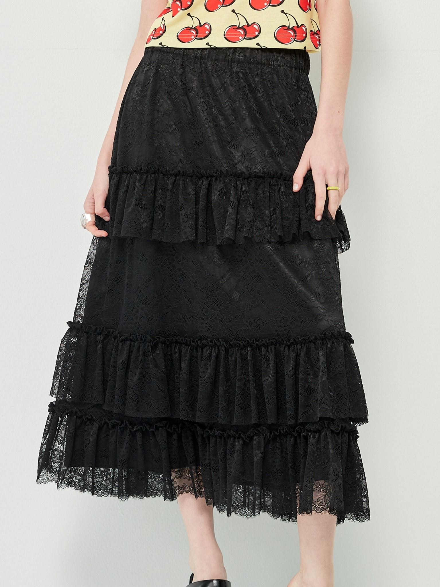 Chân váy đen dài ren họa tiết hoa