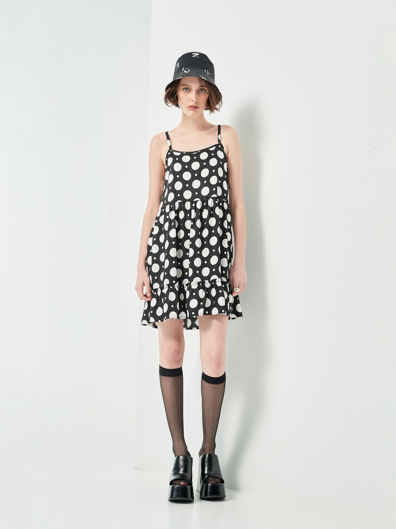 Váy 2 dây màu đen chấm bi